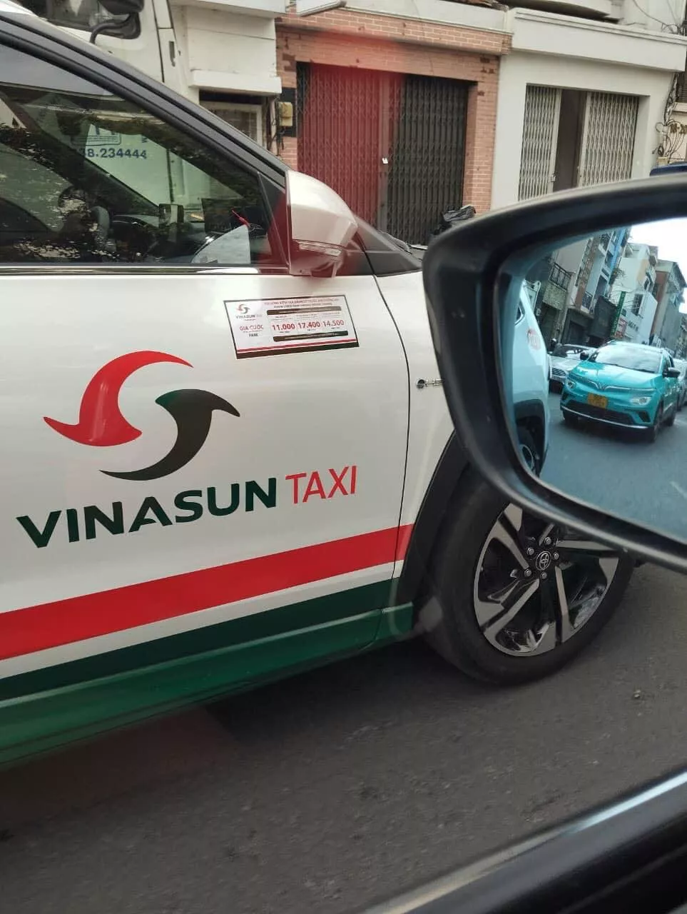 Vinasun Chính Thức Ra Mắt Dịch Vụ Taxi Hybrid Đầu Tiên Tại Việt Nam: Giá Cước Từ 11.000 Đồng, Cam Kết Mua 2.000 Xe Của Toyota- Ảnh 4.