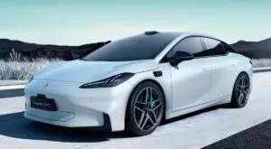 Read More About The Article Hãng Xe Trung Quốc Vào Việt Nam Vừa Mở Bán Sedan Chạy Điện Mới, Đấu Camry Bằng Giá Altis, Đi 710Km/Sạc